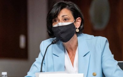 Estados Unidos no se quita la mascarilla en interiores todavía