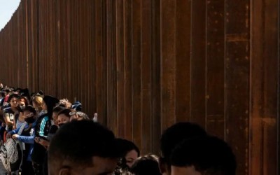 ¿Qué beneficios federales pueden recibir los cubanos y haitianos con parole humanitario en EEUU?