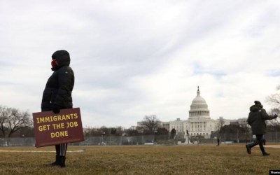 La concesión de menos visas de trabajo le cuesta miles de millones a EEUU