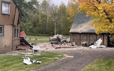 Tres muertos tras estrellarse avioneta contra una casa en Hermantown, Minnesota