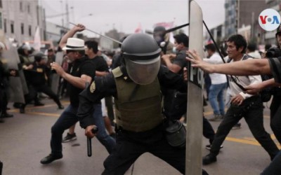 Peruanos inconformes con el gobierno y el Congreso protestan en varias regiones del país