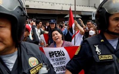Presidenta de Perú propone adelantar comicios ante protestas
