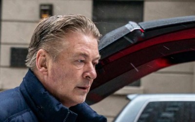 Rebajan cargos contra Alec Baldwin