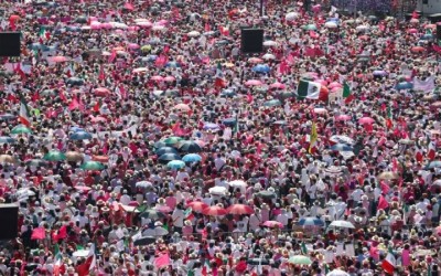 Miles de mexicanos protestan contra reforma electoral