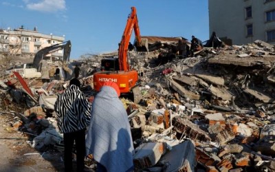 Buscan sobrevivientes del terremoto en Turquía y Siria