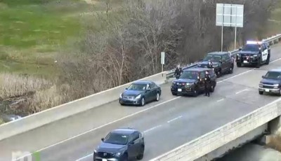 salta de un puente en Mendota Heights