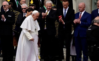 El papa llega a Hungría