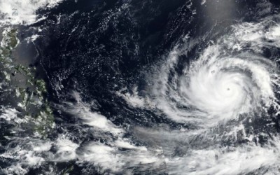 Isla de Guam en el Pacífico en trayectoria directa de gran tifón