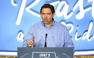 DeSantis defiende vuelos con migrantes durante viaje a la frontera entre EEUU y México