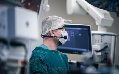 Revolución en la urología: California alberga el primer trasplante de vejiga exitoso de la historia