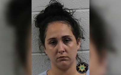 Arrestan a mujer en Tennessee acusada de intentar ahogar a un menor en la piscina de una vivienda