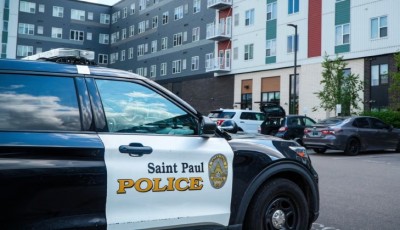 Hallan sin vida a una mujer y a un menor en un apartamento de St. Paul